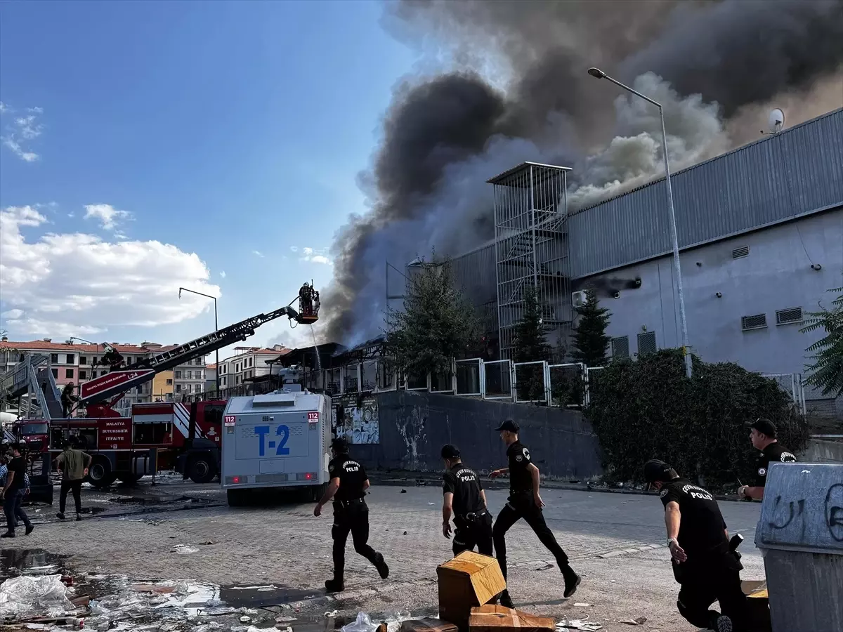 Malatya'da Hırdavat Mağazasında Yangın