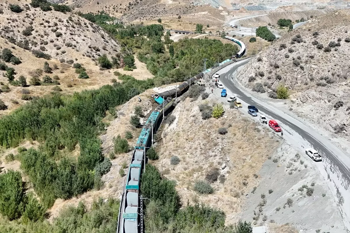 Malatya'da İki Yük Treni Çarpıştı: Makinist Hastaneye Kaldırıldı