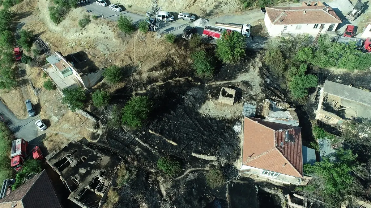 Malatya'da Otluk Alanda Çıkan Yangın 6 Evi Kullanılamaz Hale Getirdi