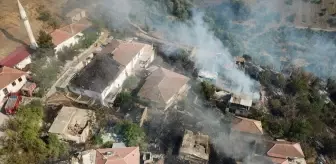 Malatya'da Evleri Tehdit Eden Yangınla Mücadele Devam Ediyor