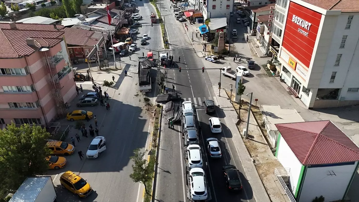 Malatya'da Tır Refüje Çarptı, Maddi Hasar Oluştu