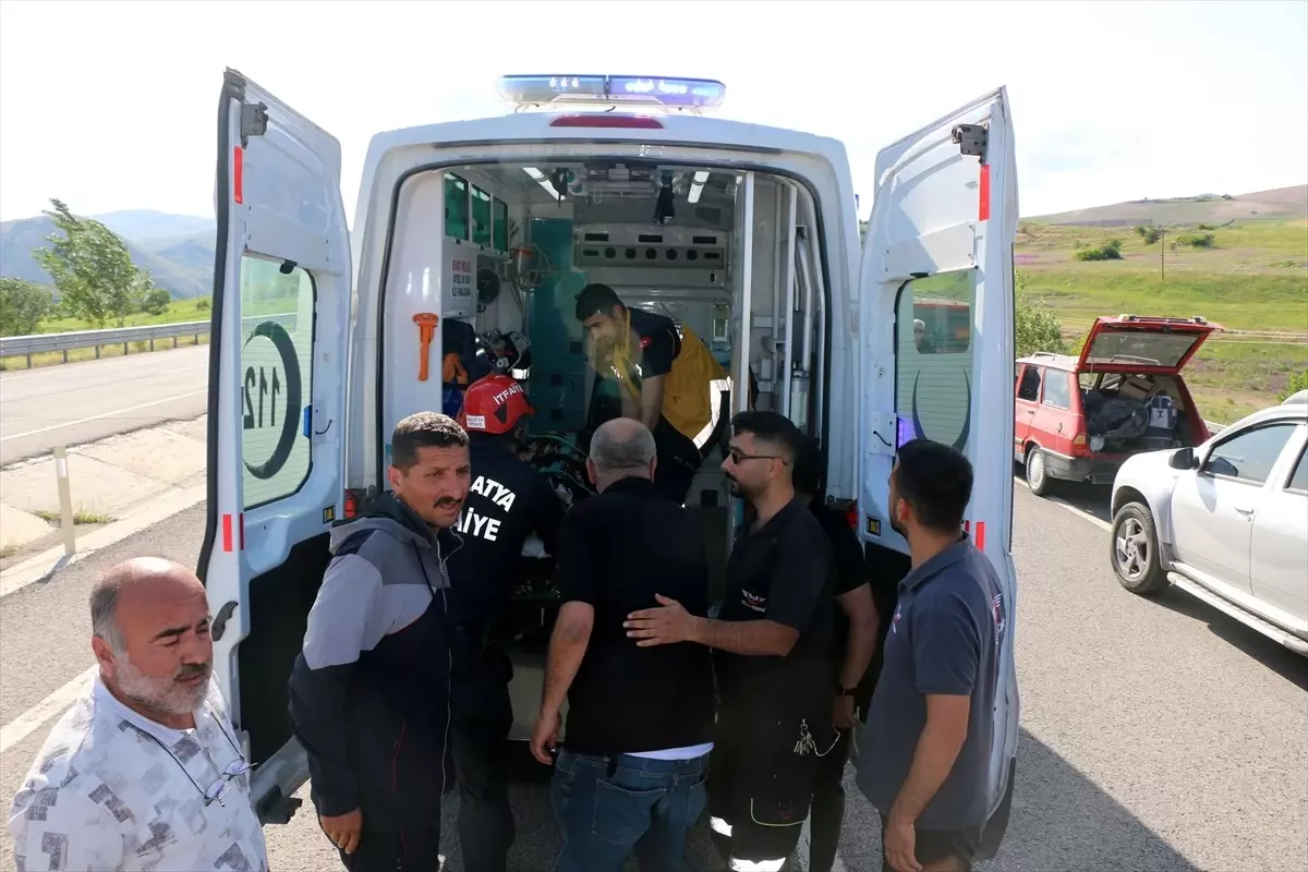 Hekimhan'da Şarampole Devrilen Otomobilde 2 Yaralı