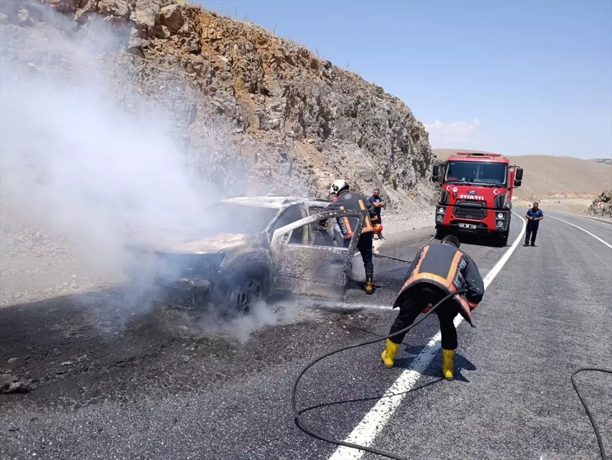 Malatya'da Seyir Halindeki Otomobil Yandı