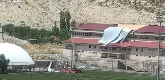 Darende'de Şiddetli Rüzgar Spor Salonunun Çatısını Hasara Uğrattı