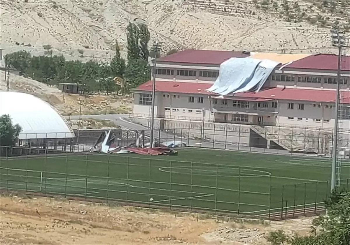 Darende'de Şiddetli Rüzgar Spor Salonunun Çatısını Hasara Uğrattı