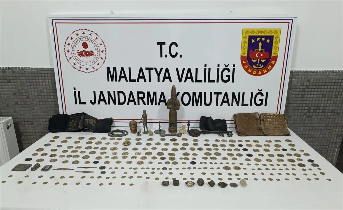 Malatya'da Tarihi Eser Kaçakçılığı Operasyonu: 273 Sikke ve 10 Eşya Ele Geçirildi