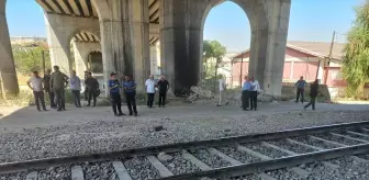 Malatya'da Tren Otomobile Çarptı: Sürücü Ağır Yaralı
