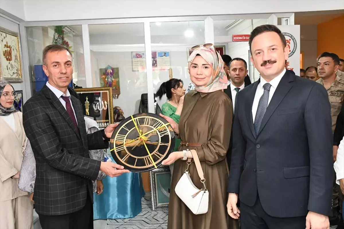 Muş'ta Hayat Boyu Öğrenme Haftası Sergisi Düzenlendi