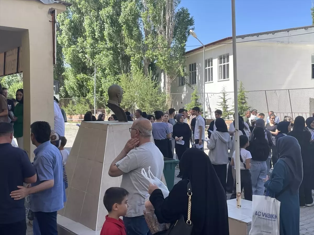 Muş'ta YKS Temel Yeterlilik Testi Başladı