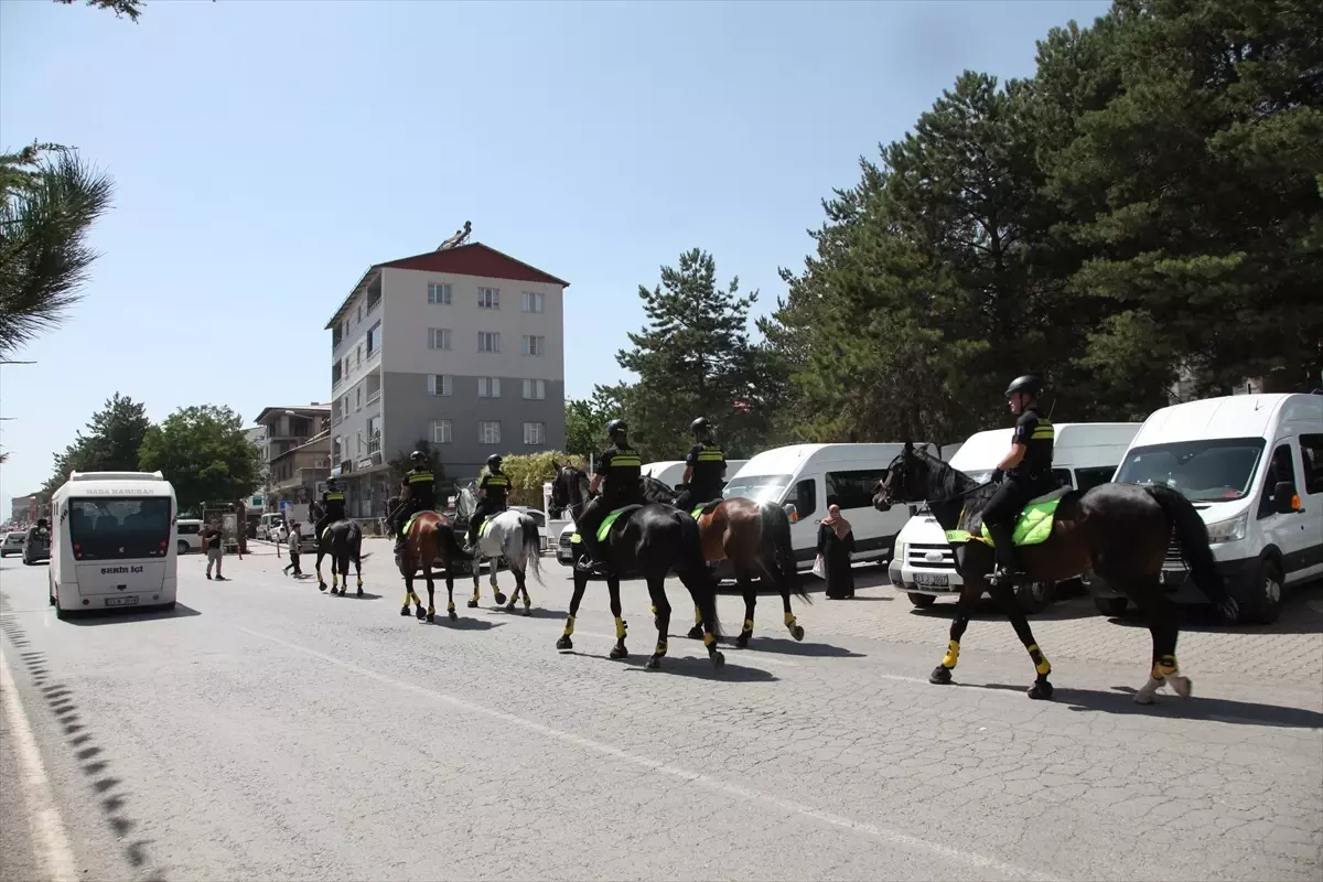 Ahlat'ta Malazgirt Zaferi İçin Atlı Polisler Devriye Geziyor