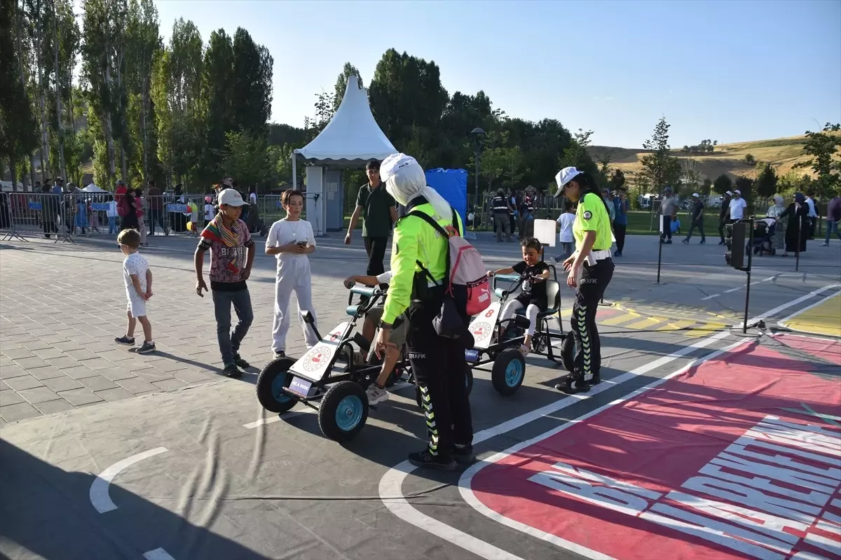 Malazgirt Zaferi kutlamalarına katılan çocuklara trafik eğitimi verildi