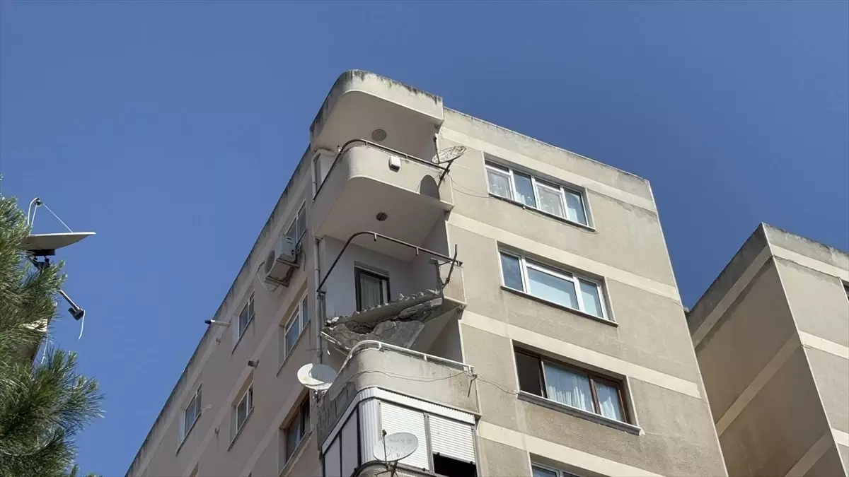 Maltepe'de Bir Binanın Balkonu Çöktü