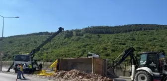 Maltepe'de Hafriyat Kamyonu Devrildi, Yol Trafiğe Kapandı
