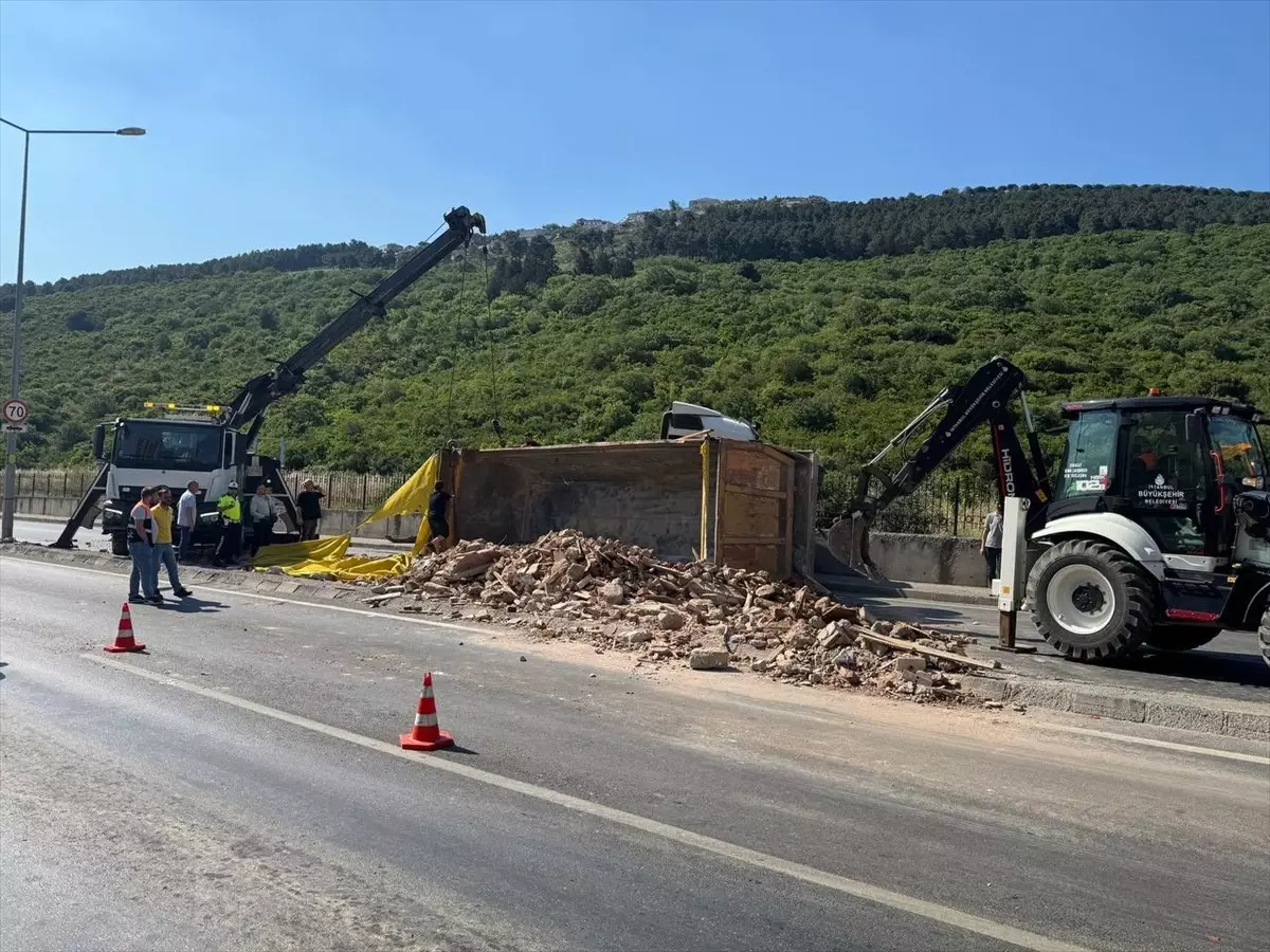 Maltepe'de Hafriyat Kamyonu Devrildi, Yol Trafiğe Kapandı