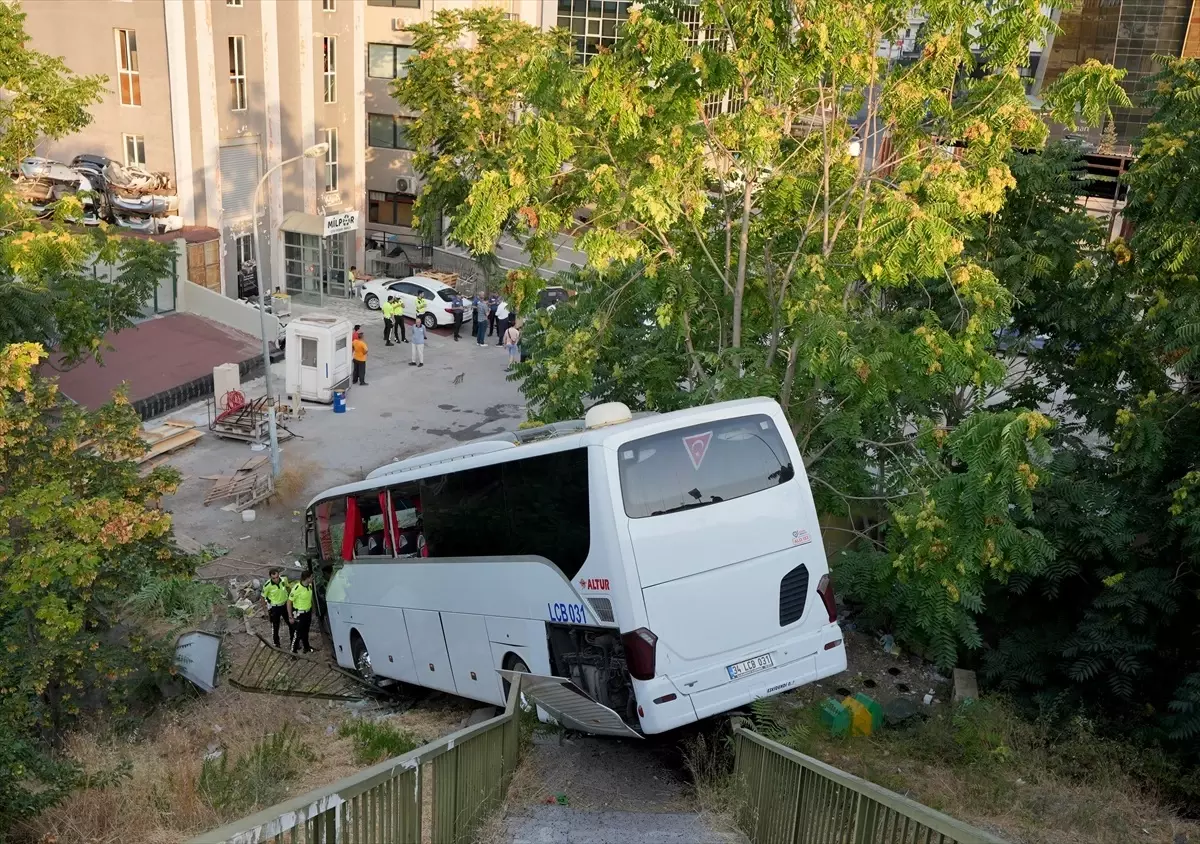 Maltepe'de Servis Otobüsü Kazası: 1'i Ağır 8 Yaralı