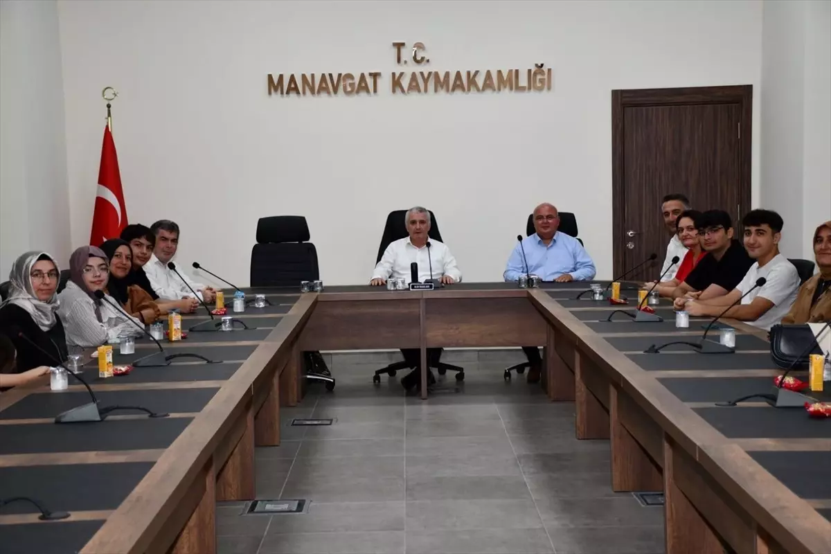 Manavgat Kaymakamı Öğrencilere Ödül Verdi