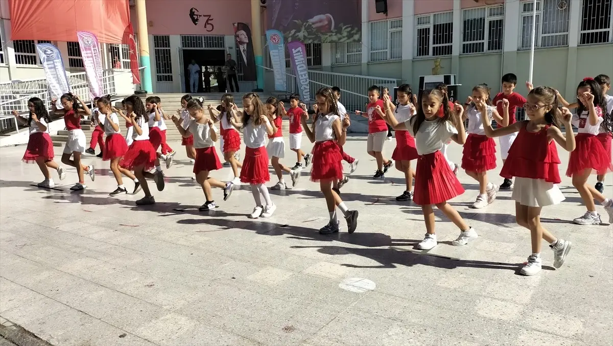 Antalya Manavgat'ta İlköğretim Haftası Töreni Düzenlendi