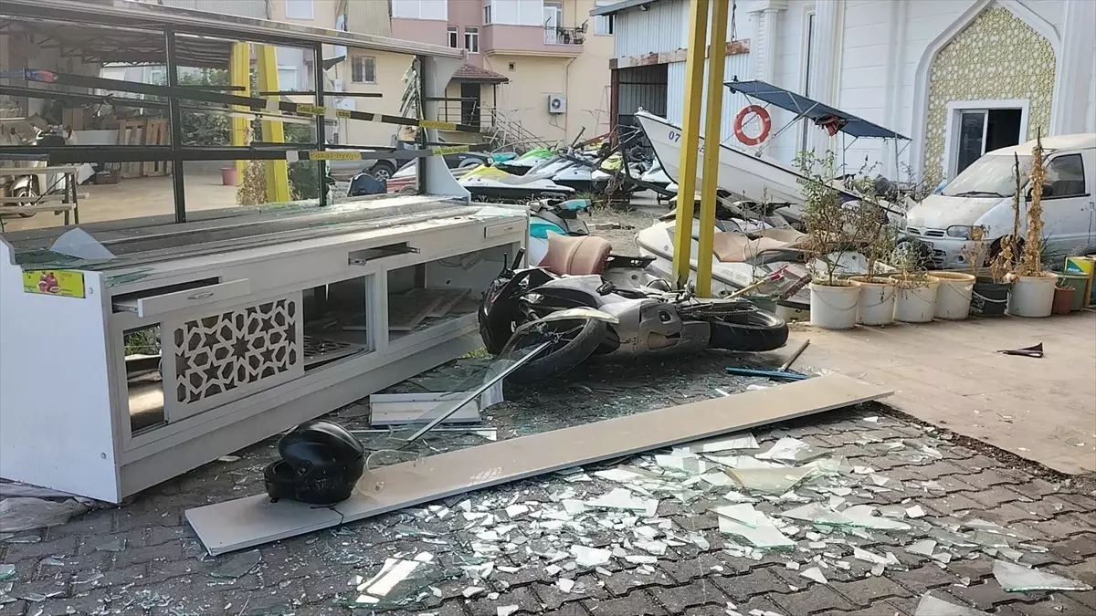 Manavgat'ta Motosiklet Kazası: 2 Ağır Yaralı