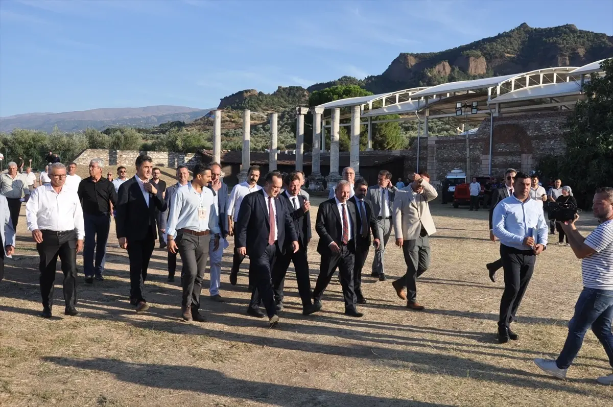 Manisa Büyükşehir Belediye Meclisi Sardes Antik Kenti'nde Toplandı