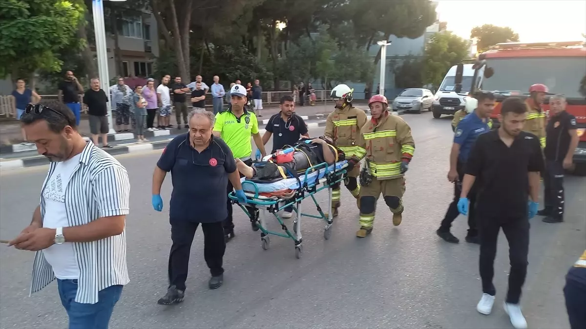Manisa'da Ağaçla Çarpan Otomobilin Sürücüsü Ağır Yaralandı