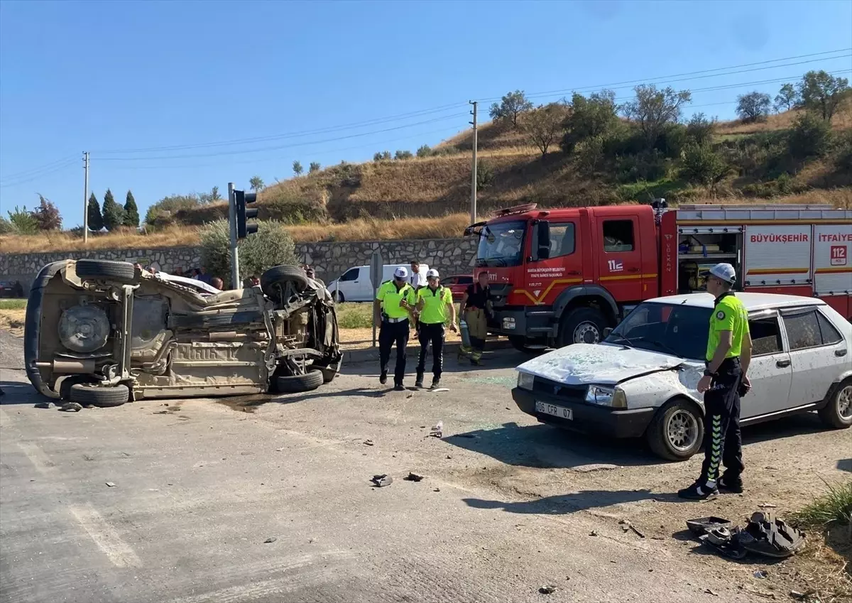 Manisa'da Ambulans ile Otomobil Çarpıştı: 1 Ölü, 6 Yaralı