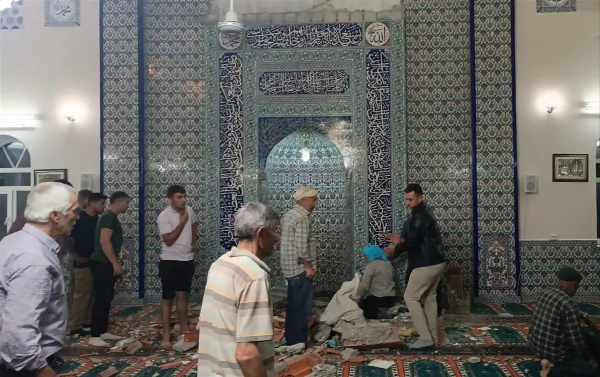 Cami Mihrabından Düşen Taç Nedeniyle 1 Ölü, 1 Yaralı