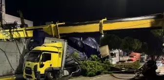 Manisa'da Devrilen Vinç Operatörü Hastaneye Kaldırıldı