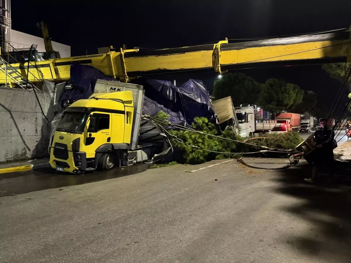 Manisa'da Devrilen Vinç Operatörü Hastaneye Kaldırıldı