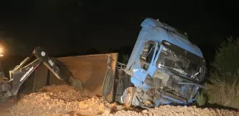 Manisa'da Hafriyat Kamyonu Traktöre Çarptı: Sürücü Hayatını Kaybetti