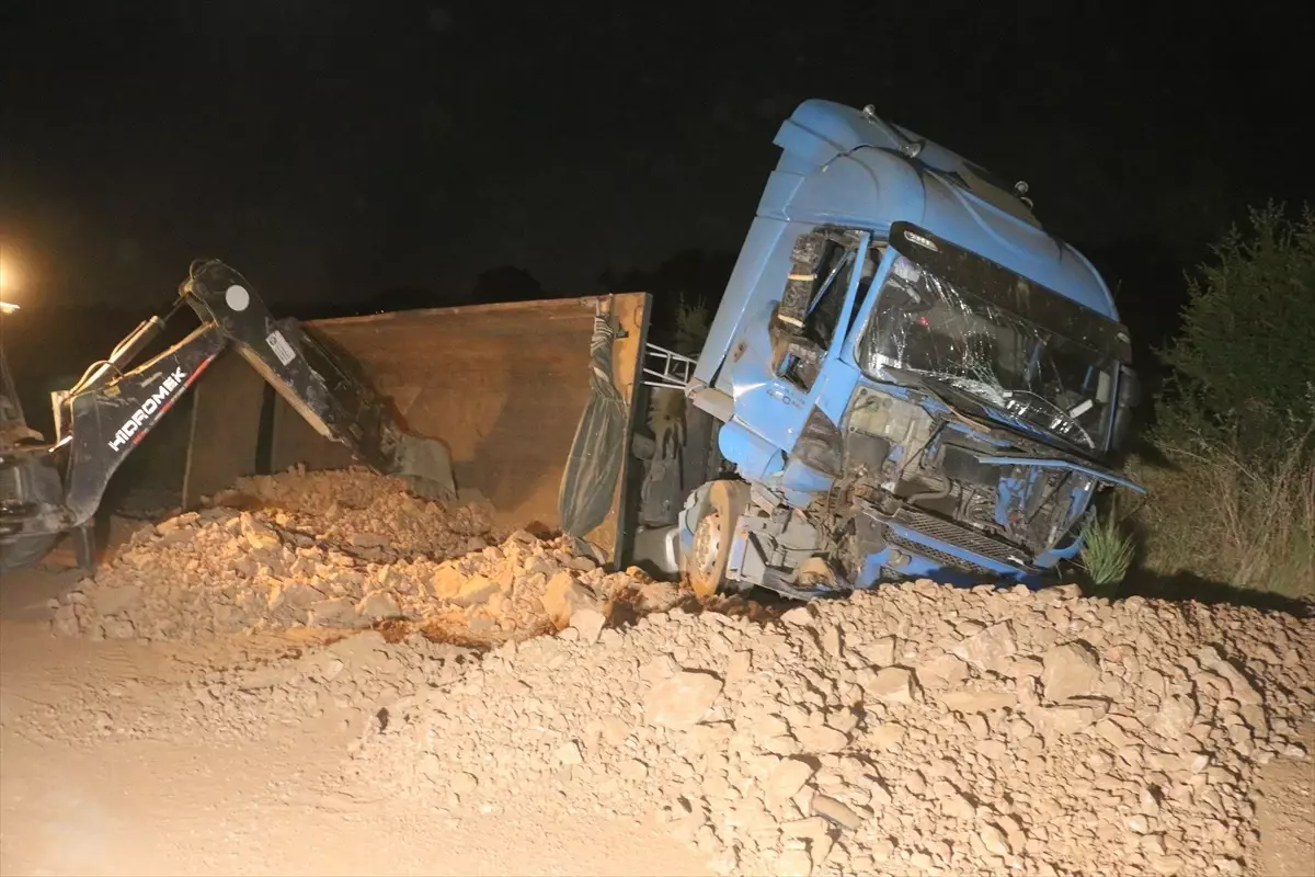 Manisa'da Hafriyat Kamyonu Traktöre Çarptı: Sürücü Hayatını Kaybetti