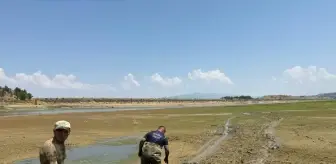 Bataklığa Saplanan Katırlarını Kurtarmak İsterken Mahsur Kaldı