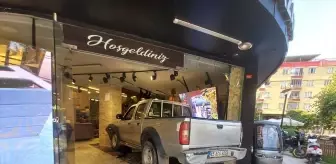 Manisa'da Pikap Mobilya Mağazasına Girdi: 2 Yaralı