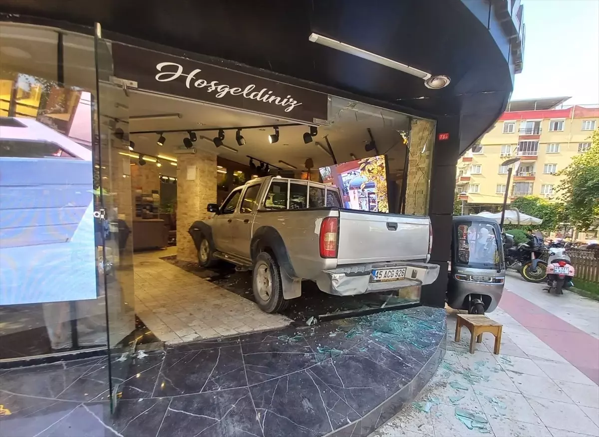 Manisa'da Pikap Mobilya Mağazasına Girdi: 2 Yaralı