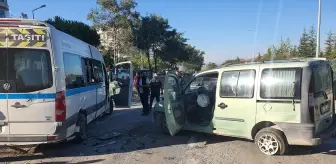 Demirci'de Öğrenci Servisi ile Araç Çarpıştı: 9 Yaralı