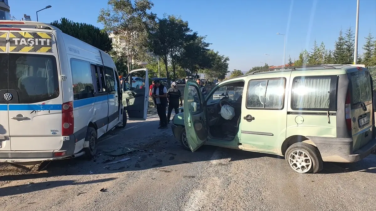 Demirci'de Öğrenci Servisi ile Araç Çarpıştı: 9 Yaralı