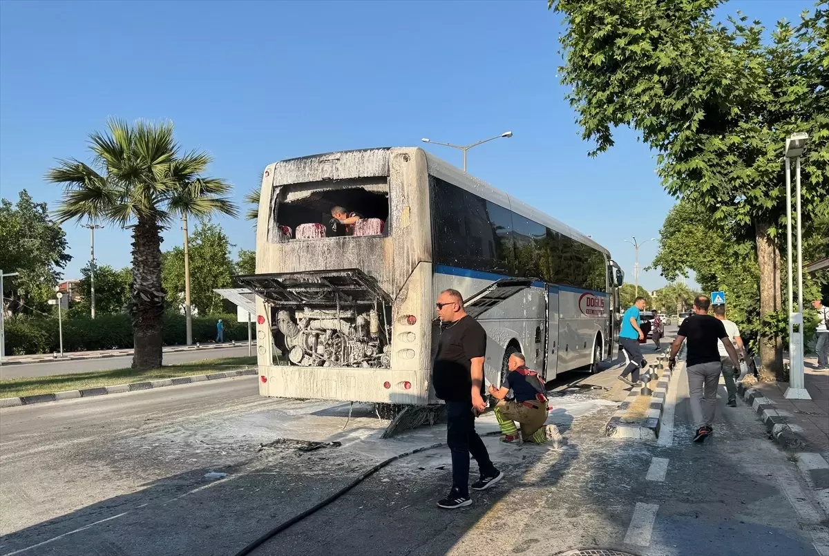 Manisa'da Fabrika İşçilerini Taşıyan Otobüste Yangın Çıktı