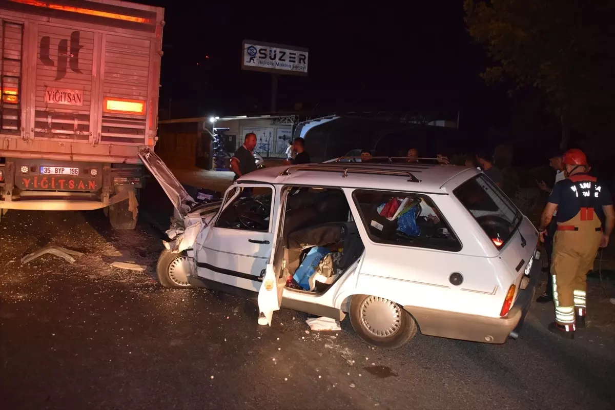Turgutlu'da Otomobilin Tıra Çarpması Sonucu İki Yaralı