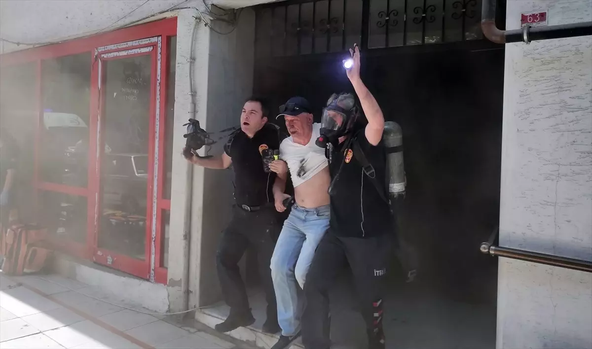 Manisa'da Asansör Motorunda Yangın: 65 Yaşındaki Adam Dumandan Etkilendi