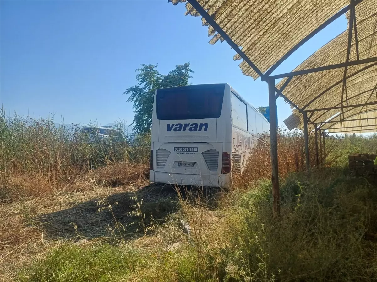 Manisa'da Yolcu Otobüsü Yoldan Çıktı, 3 Yaralı