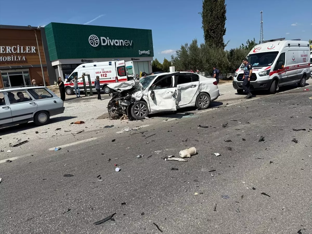 Manisa'da Zincirleme Trafik Kazası: 1 Ölü, 4 Yaralı