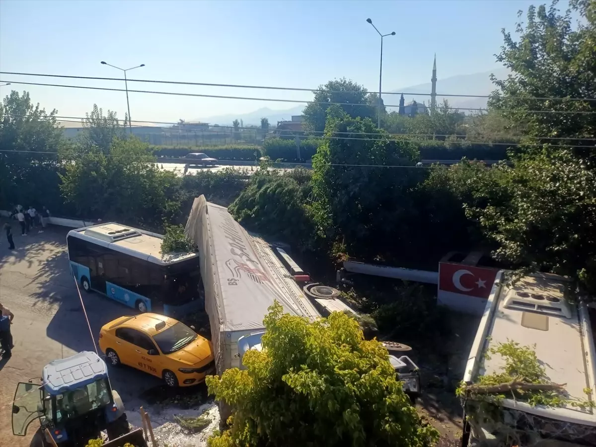 Manisa'da Zincirleme Trafik Kazası: 1 Ölü, 2 Yaralı