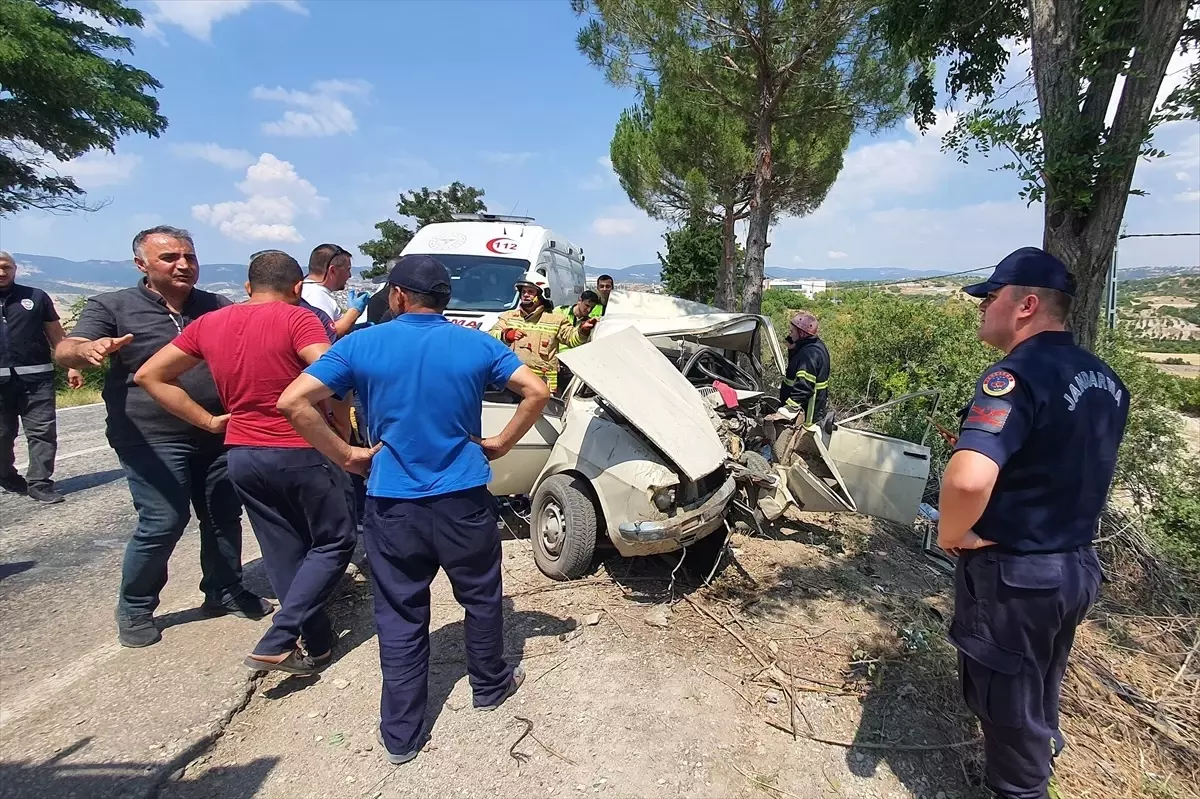 Demirci'de Otomobil Kazası: 1 Ölü, 4 Yaralı