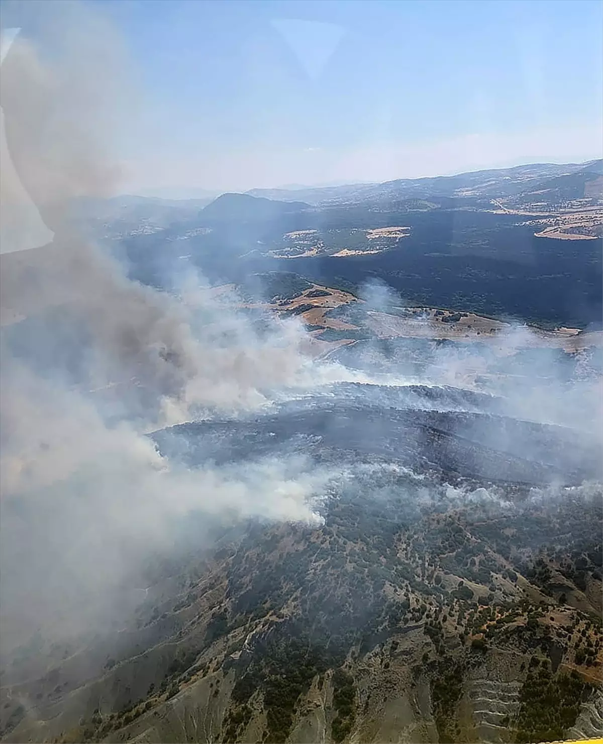 Manisa'nın Kula İlçesinde Orman Yangını: Ekipler Havadan ve Karadan Müdahale Ediyor