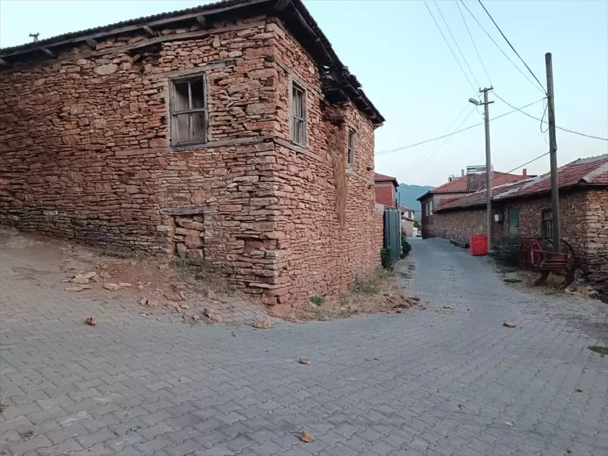 Manisa'da 6,1 Büyüklüğünde Deprem: 6 Yaralı