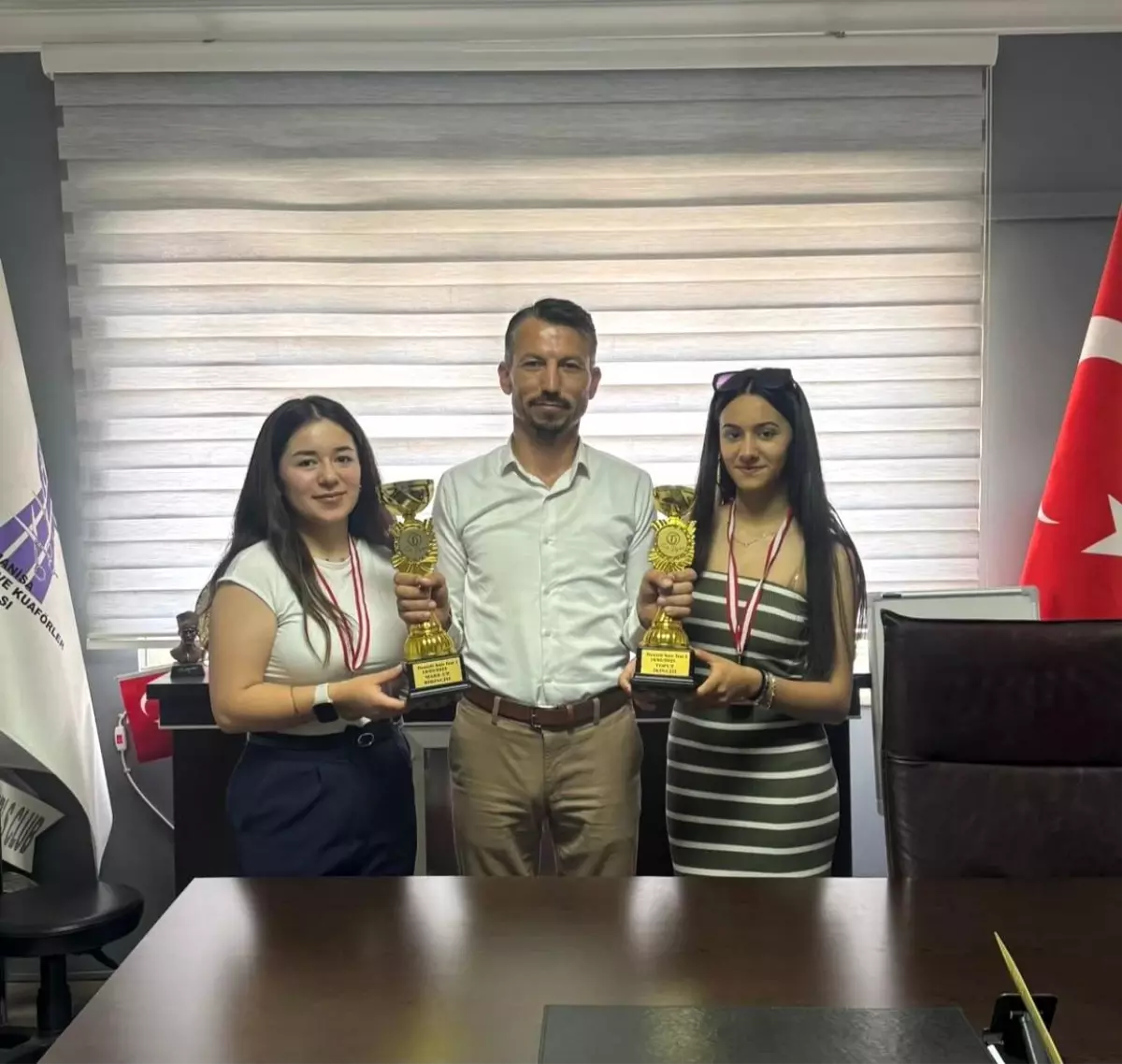 Manisalı Kuaförler Denizli'den Kupalarla Döndü