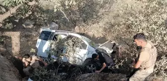 Nusaybin'de Hafif Ticari Araç Devrildi, 2 Yaralı