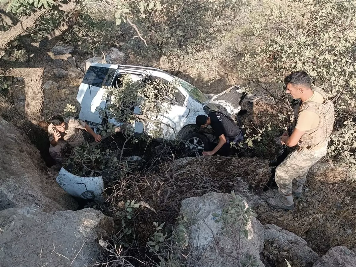Nusaybin'de Hafif Ticari Araç Devrildi, 2 Yaralı