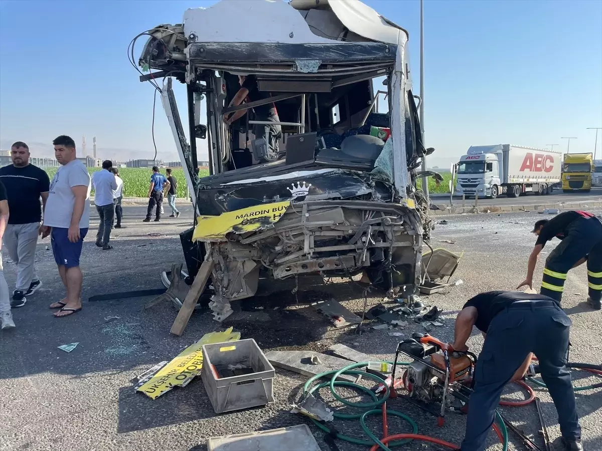 Mardin&apos;de Halk Otobüsü ile Tır Çarpıştı: 10 Yaralı
