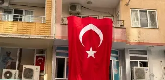 Mardin'de kamu binalarına ve caddelere 'Terörsüz Türkiye'ye destek için Türk bayrakları asıldı