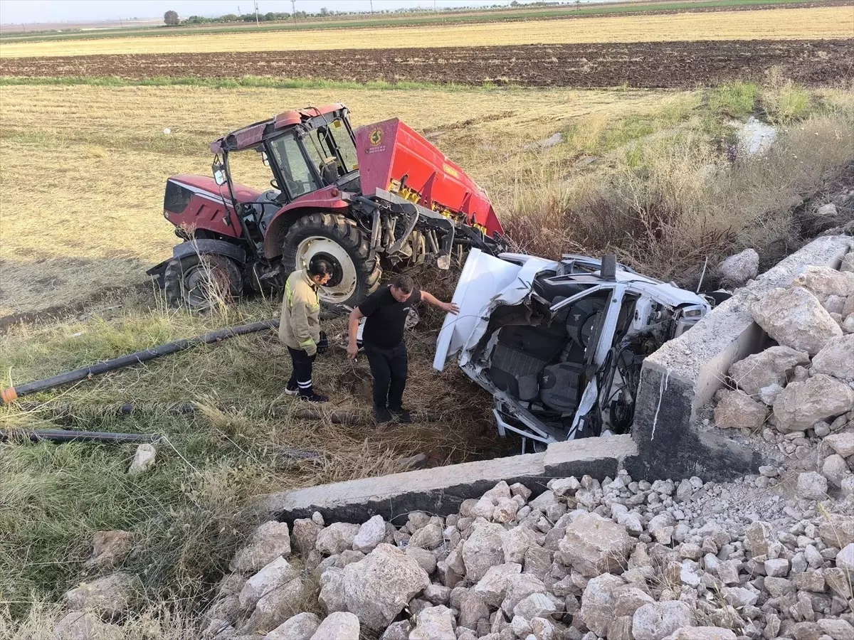 Mardin'de Otomobil ve Traktör Çarpıştı: 2 Yaralı